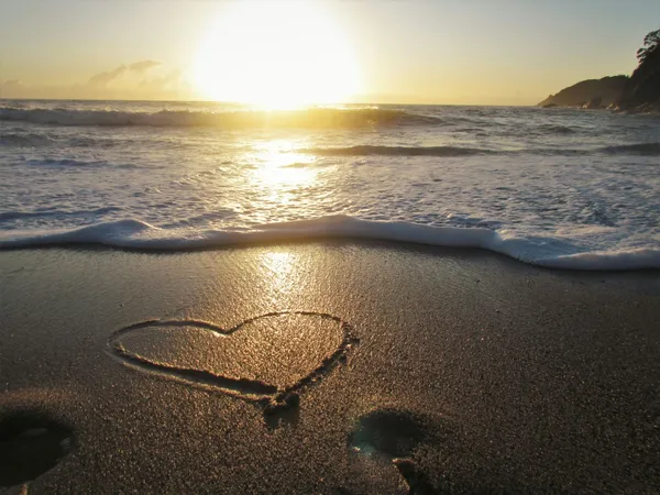 Quelle: Elaine Alex/Unsplash Herz im Sand Meer und Sonne im Hintergrund