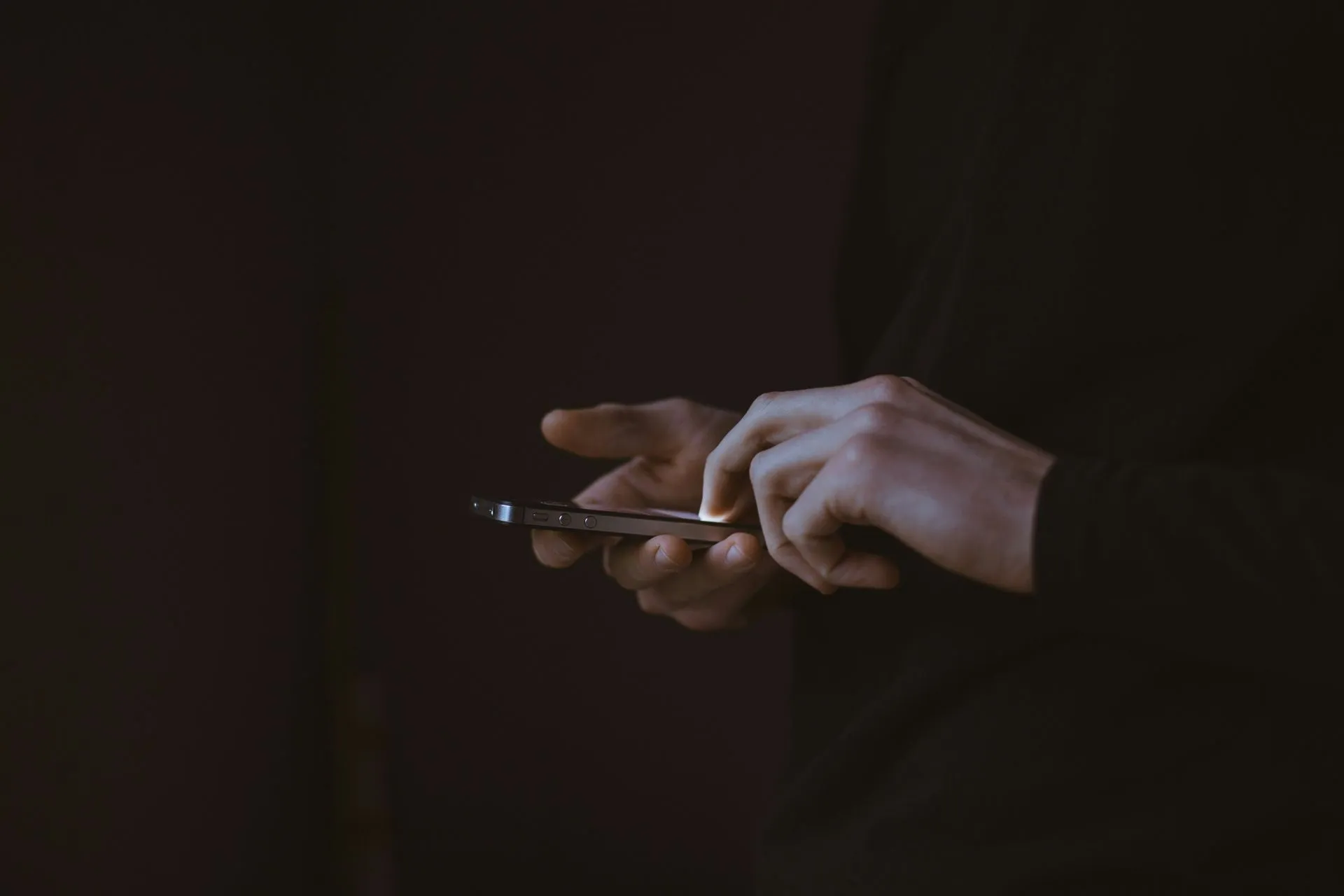 Hände von Person, die ein Smartphone hält