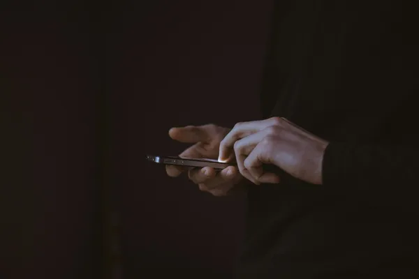 Quelle: Gilles Lambert/Unsplash Hände von Person, die ein Smartphone hält