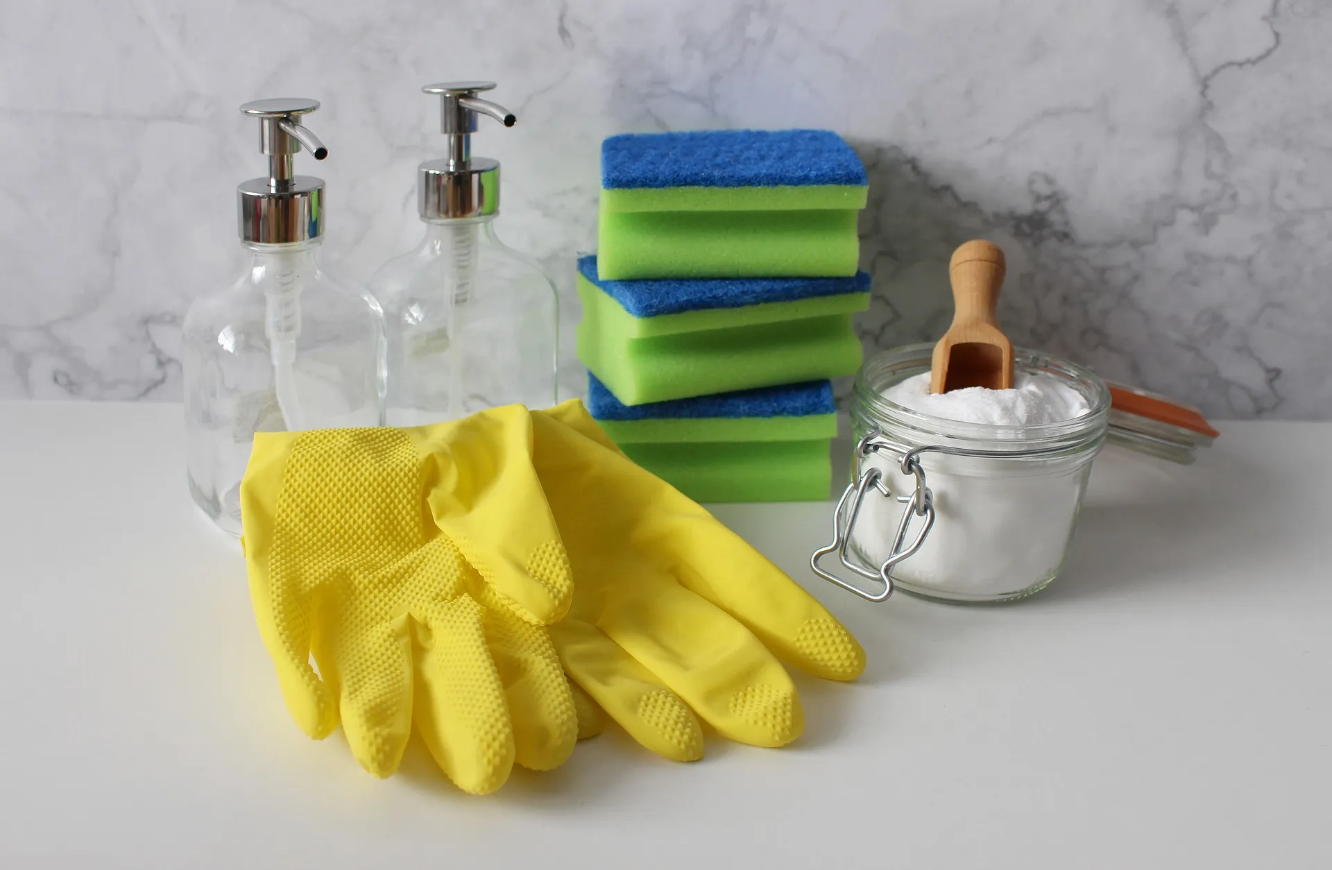 Quelle: Monfocus/Pixabay Schwamm, Putzhandschuhe und Putzmittel im Glas