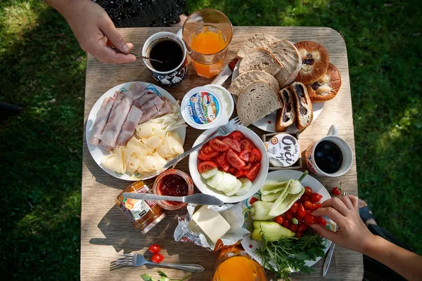 Quelle: sontung57/pixabay Brett mit Käse, Gemüse, Brot zum Picknick