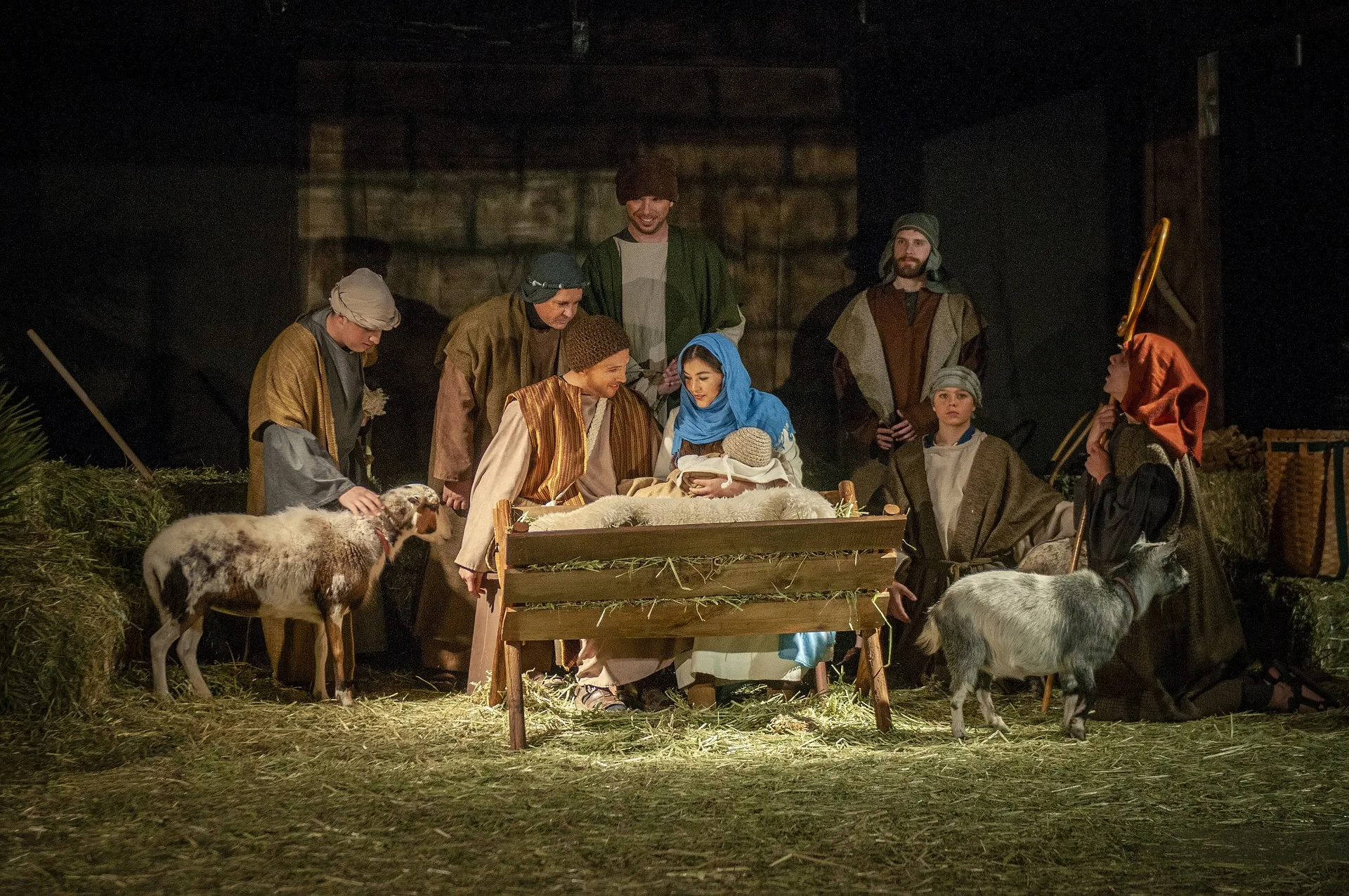Quelle: Michell Scott/Pixabay Szene Geburt Jesu im Stall mit lebendigen Darstellern