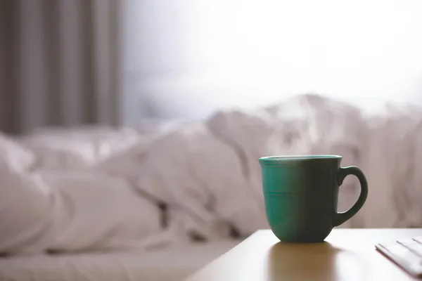 Quelle: David Mao/Unsplash Kaffeetasse vor leerem Bett