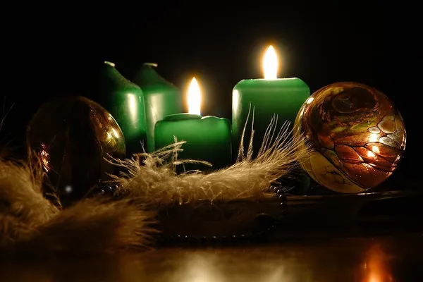 Quelle: Schwoaze/Pixabay zwei Adventskerzen