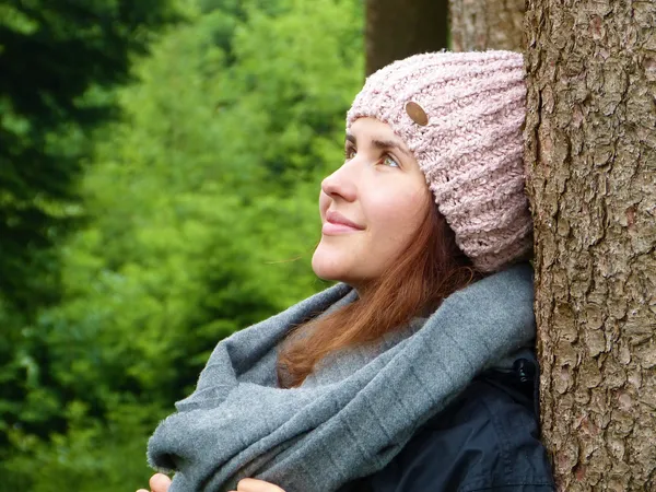 Quelle: Silvia/Pixabay junge Frau an Baum gelehnt