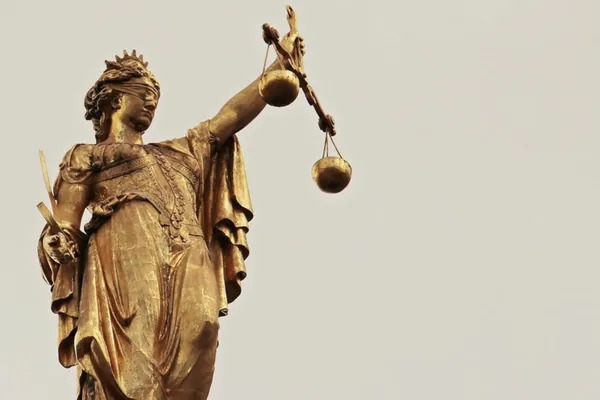 Quelle: Pixabay/pixel2013 Blinde Justitia mit Waage in der Hand