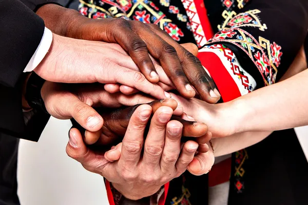 Quelle: Leejoann/Pixabay Vier Menschen legen ihre Hände übereinander