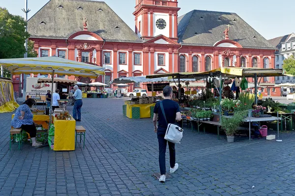 Quelle: Schwetzinger Zeitung Marktplatz Mannheim mit Wochenmarkt und Rathaus