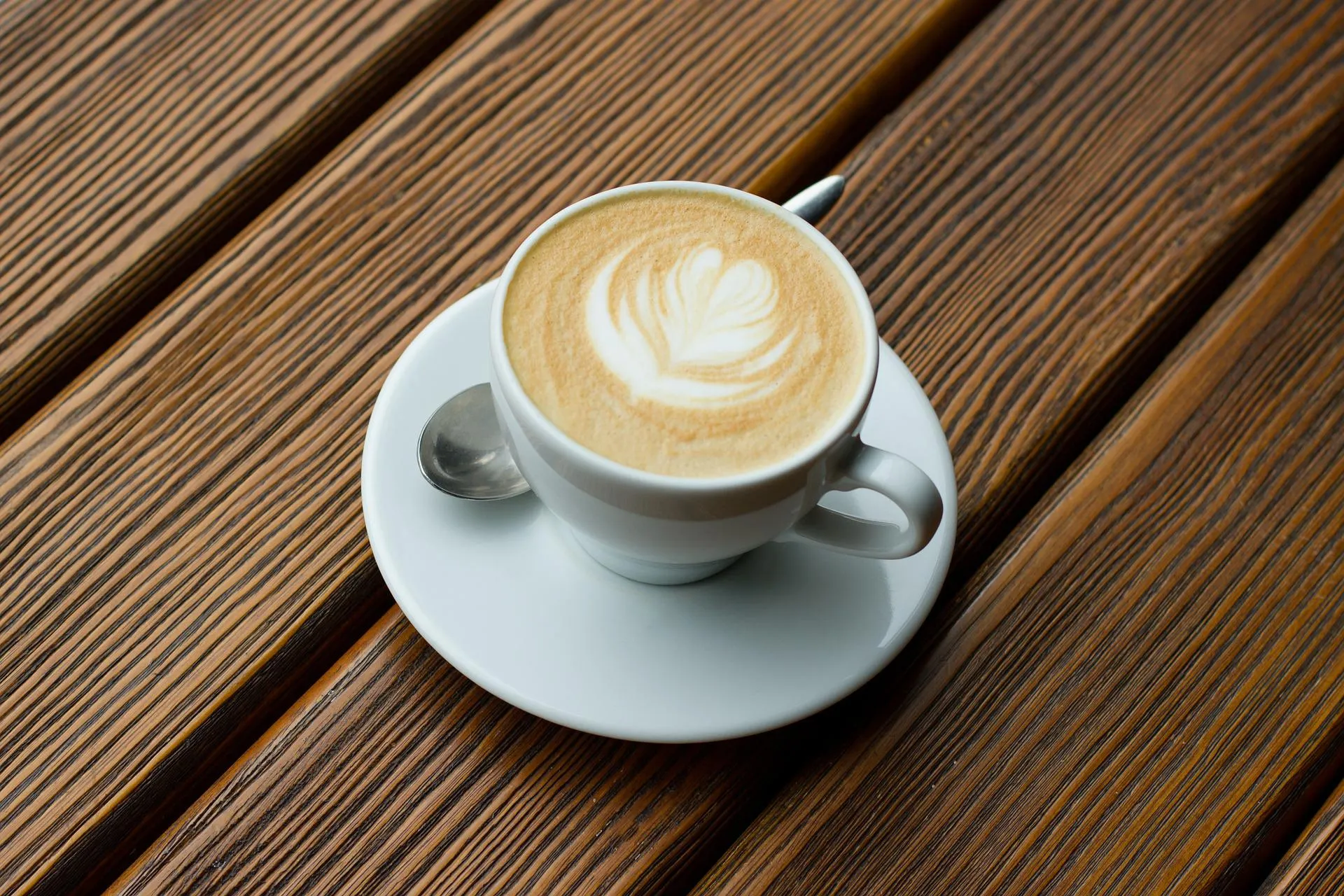 Quelle: boaphotostudio/Pixabay Tasse mit Milchkaffee auf Holztisch