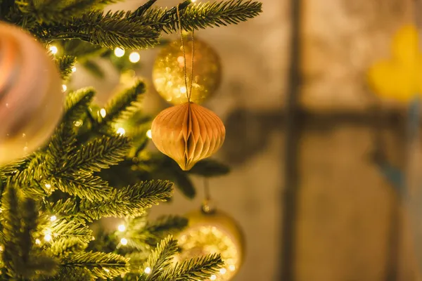 Quelle: Lee Milo/Unsplash Nahaufnahme Weihnachtsbaum mit Kugeln