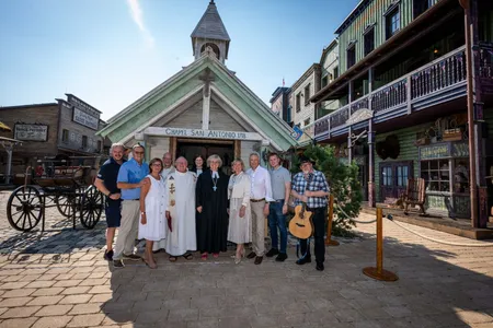 vor der Kapelle - Springhart mit Familie Mack und Gästen