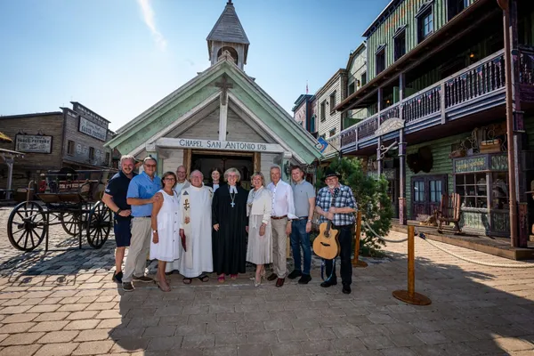 vor der Kapelle - Springhart mit Familie Mack und Gästen