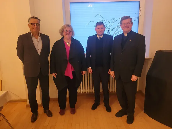 Quelle: Dr. Marc Mudrak Gruppenfoto mit Oberratsvorsitzendem Rami Suliman, Landesbischöfin Heike Springhart, Landesrabbiner Moshe Flomenmann und Erzbischof Stephan Burger