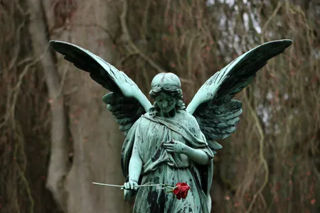 Friedhofsengel mit roter Rose