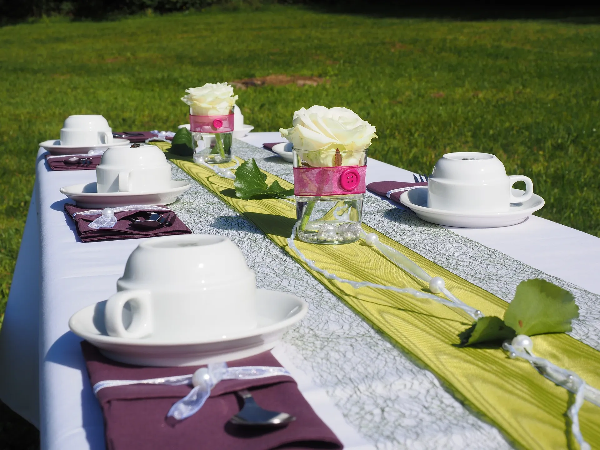 Gedeckte Kaffetafel mit einer Rose
