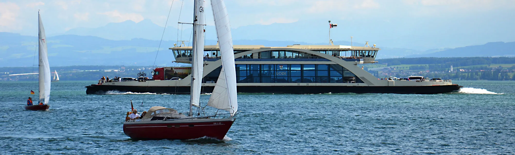 Autofähre und Segelschiff auf dem Bodensee