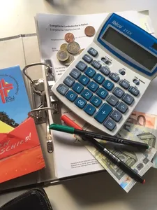 Taschenrechner, Stifte, Münzen und ein Block