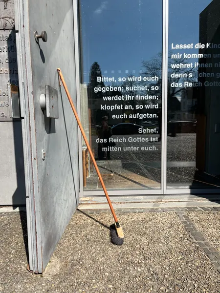 Besen an der Kirchentür der Lukaskirche