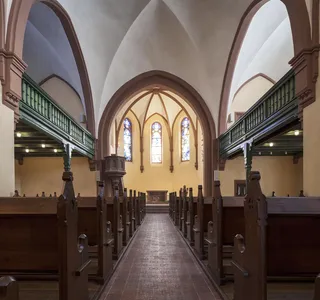 Blick durch den Kirchensaal auf den Altar der renovierten Kirche