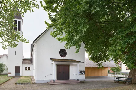 Quelle: Architektur: Kränzle Fischer-Wasels, Karlsruhe; Foto: Baumann, Karlsruhe Fahrradkirche Hörden mit Bäumen