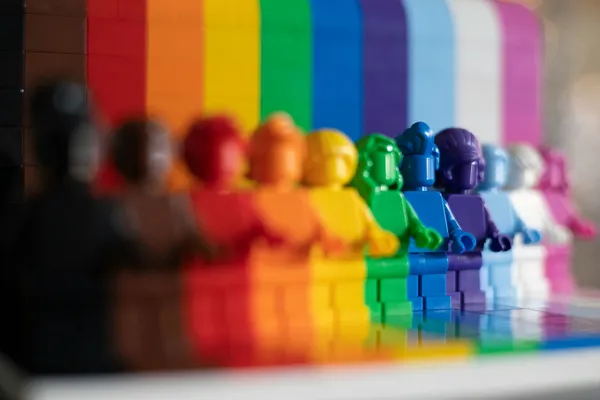 Quelle: James A. Molnar, Unsplash bunte Legofiguren, angeordnet im Farbverlauf der Progress-Pride-Flagge
