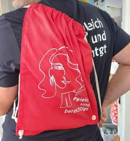 Quelle: Sarah Banhardt Rucksack mit Logo Gleichundberechtigt
