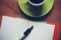 Kaffeetasse und Notizbuch