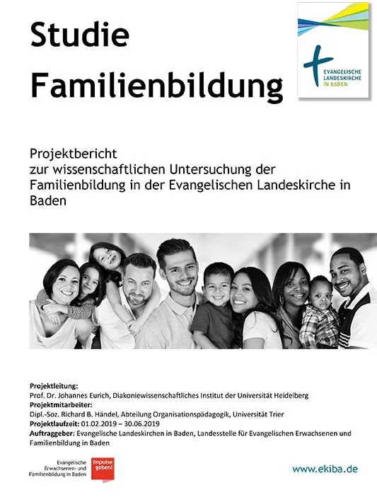 Quelle: Landesstelle für Evangelische Erwachsenen- und Familienbildung in Baden Das Deckblatt der Studie Familienbildung mit einem Foto mit Kindern Frauen und Männern