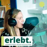 Frau in Aufnahmestudio zum Podcast erlebt