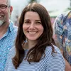 Quelle: CVJM Mannheim Drei Menschen stehen im Grünen, in der Mitte Rebecca Kehrberger