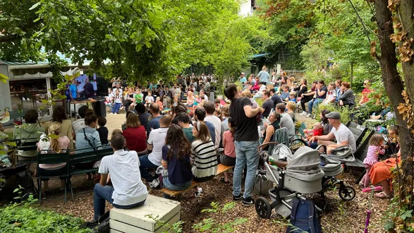 Quelle: cvjm Heidelberg-Mitte Eine Masse an Menschen sitzen im Garten