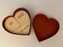 Godly Play Material zu den zehn besten Wegen zum Leben: Die rote Holzschachtel in Herzform enthält 13 Einlegetafeln aus Holz mit Geboten und Überschriften