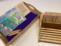 Godly Play Material zu König David: Holztafeln mit Bildern, Psalm 23 auf einer Schriftrolle