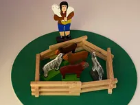 Godly Play Material zu dem guten Hirten und die weltweite Einheit der Christen: Auf einem grünen Holzkreis stehen 1 Holzpferch, 1 Hirtenfigur und 5 Schafe