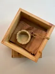 Godly Play Material zum Gleichnis vom tiefen Brunnen: Brunnen aus Ton, Holz-Eimer, goldfarbene Kordel-Stücke, sandfarbene Filzunterlage in einer Holzschachtel mit Deckel