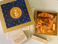 Godly Play Material zum Geheimnis der Weihnacht: In einer Goldkiste befinden sich 7 goldene Holztafeln, 1 weiße Filzunterlage, 7 Holztafeln mit Texten und 7 Holztafeln mit Überschriften