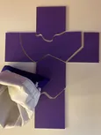 Godly Play Material zu Ostern: Stoffbeutel mit 6 lila Puzzleteilen, die ein Kreuz ergeben