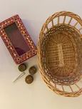 Godly Play Material zum Dreikönigsfest: Der geflochtene Korb enthält 1 große Schmuckdose, 3 goldene Döschen mit Gold, Weihrauch und Myhrre, 1 Pinzette, 1 Kerzenlöscher