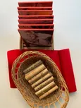 Godly Play Material zu Paulus: 7 Holztafeln mit Szenen aus dem Leben des Paulus, rote Filzunterlage, Körbchen mit 13 Briefrollen