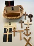 Godly Play Material mit 8 verschiedenen Holzkreuzen und deren Bedeutung