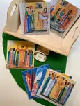 Der Godly Play Kreis des Gottesdienstes besteht aus einem hohen Holztablett, 8 Holz-Bildtafeln, einer goldenen Spandose, 12 gelben laminierten Karten mit dem Aufschrift mitbringen, 12 grünen laminierten Karten mit der Aufschrift mitnehmen, 12 roten laminierten Karten bekommen, 12 hellblauen laminierten Karten mit der Aufschrift machen und einer grünen Filzunterlage