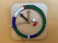 Godly Play Material zum Kirchenjahr: Holzplatte mit eingefrästem Ring, 52 Wochensteine in den liturgischen Farben des Kirchenjahres, Zeiger, goldene Kordel