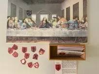 Godly Play Material zu Jesus und den Zwölf: Das Paket enthält 1 Bildtafel (Kopie des Bildes von Leonardo da Vinci "Abendmahl" auf Sperrholz aufgezogen), 1 kleine Holzkiste mit laminierten Karten zu den 12 Jüngern und 12 Wappen der Jünger