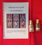 Foto von zwei Glasfläschchen - gefüllt mit Weihrauch und Myrrhe und einer Handreichung