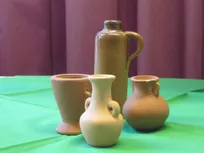 4 kleine braune Tonkrüge mit Henkeln