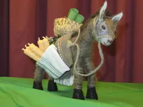 Erzählfigur Esel beladen mit Korb und Taschen