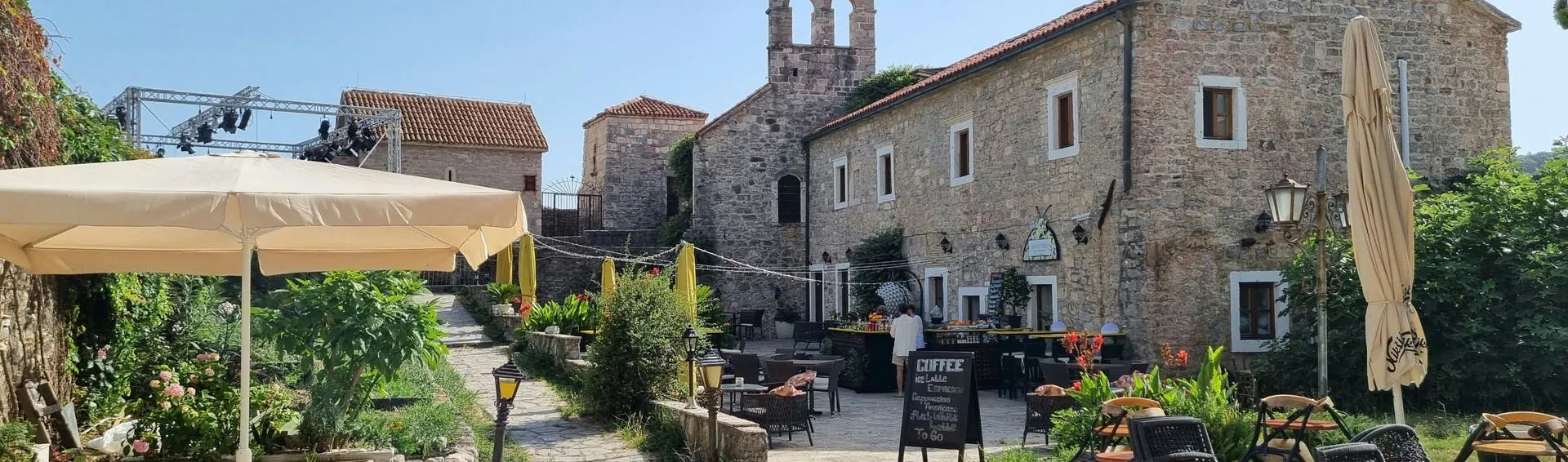 Quelle: Dorota Trzaska, Unsplash Altes südländischens Gebäude mit Gartenrestaurant