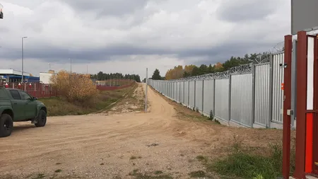 Neuer Grenzzaun an der Grenze zwischen Polen und Belarus an der Grenze bei Kuźnica
