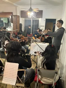 Quelle: Michael Starck, EKIBA Orchesterprobe im Sozial- und Gemeindeprojekt „ASE“