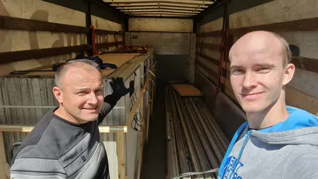 Quelle: GAW Baden, GAW Württemberg Péter Szeghljánik und ein Helfer beim Verladen der Photovoltaikanlage